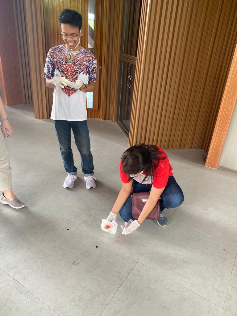 Mbak Dhea sedang membersihkan ceceran darah donor